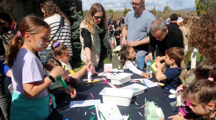 Un dels tallers per a quitxalla a la jornada familiar de Pasqua del Mas Marroch de Vilablareix. ACN