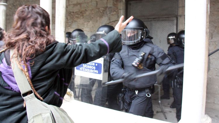 Un moment de la càrrega policial al claustre de la UdG © ACN
