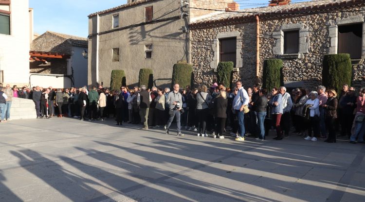 Veïns de Bellcaire d’Empordà concentrats a la plaça dels Comptes d’Empúries en contra de la violència vicària. ACN