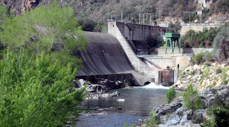 La presa del Pasteral aquest migdia, durant una de les hidropuntes que porta a terme l'ACA. ACN