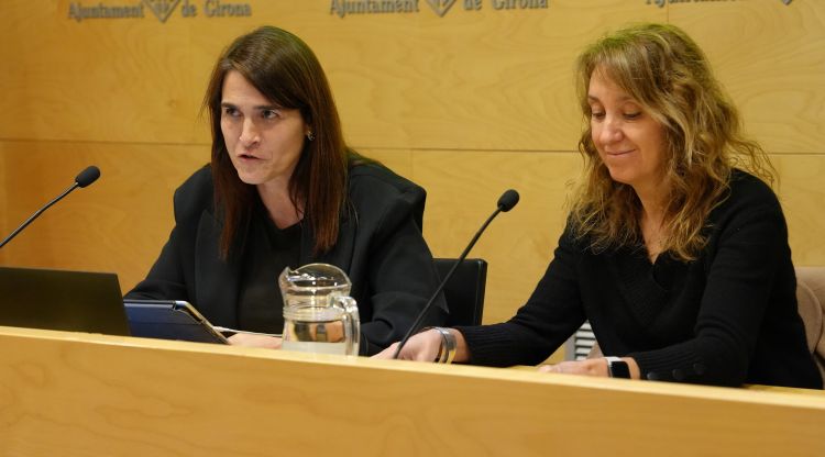 La regidora de Treball de l’Ajuntament de Girona, Raquel Robert, i la directora del Servei Municipal d’Ocupació (SMO), Eva Fortià