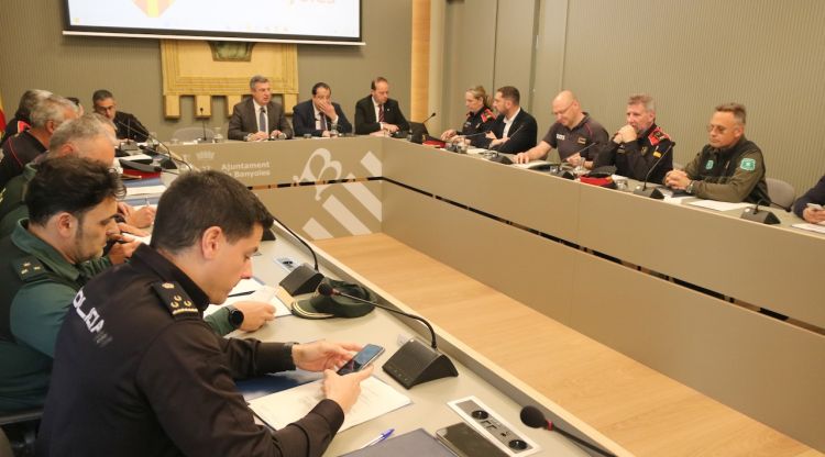 Instants abans d'iniciar la junta de seguretat local a Banyoles. ACN