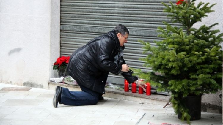 Flors i espelmes davant el comerç de Banyoles en record de la botiguera morta a ganivetades © ACN