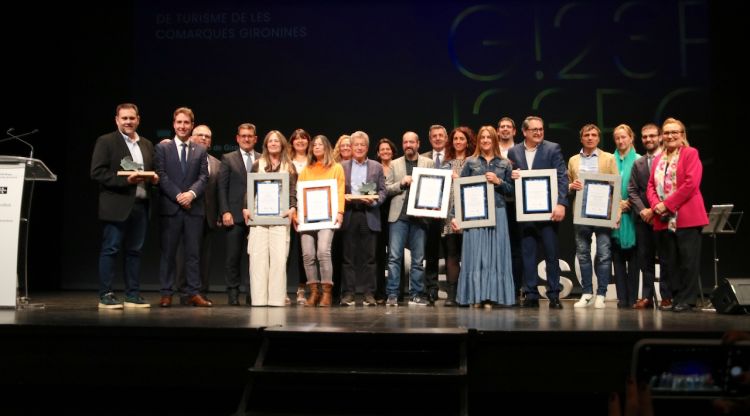 Foto de grup de tots els premiats. ACN