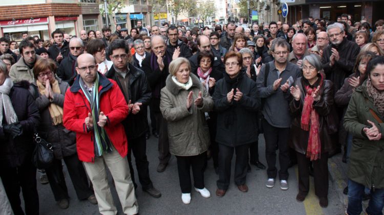 Minut de silenci a les portes de l'Ajuntament per rebutjar la mort de Concepció Reixach © ACN