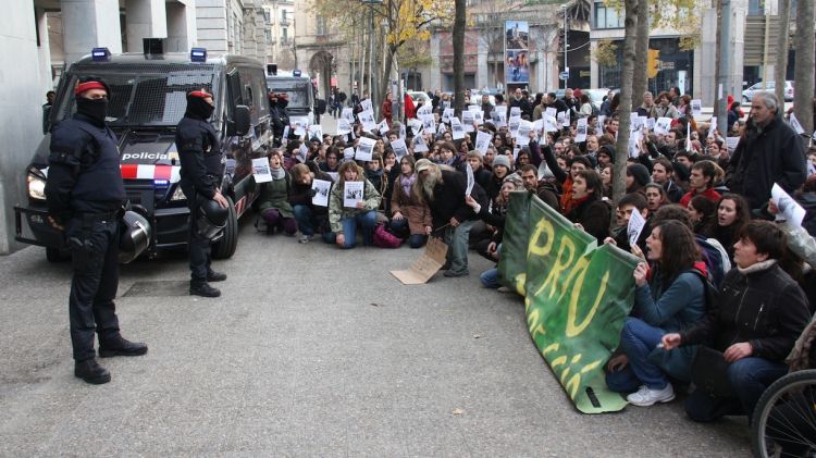 Un fort cordó policial ha custodiat l'entrada dels jutjats de Girona durant la concentració © ACN