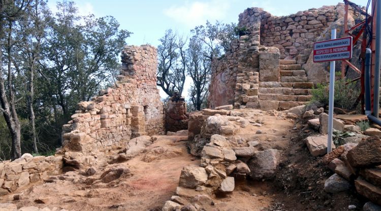 Pla general del castell de Montagut de Llagostera, amb la sala principal a l'esquerra i la torre circular al fons. ACN