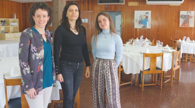 Anna Prieto, de la UIER, acompanyada de la responsable de La Solana del Ter a Ripoll, Teresó Casas i la treballadora Ainhoa Dols. ACN