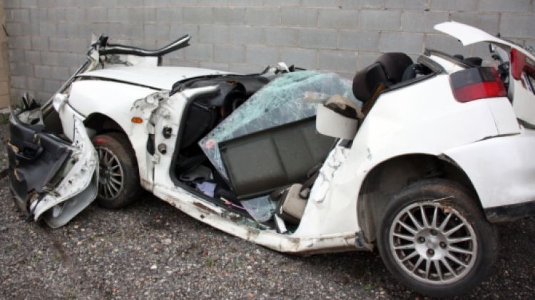 Així ha quedat el vehicle després de topar contra l'arbre © ACN