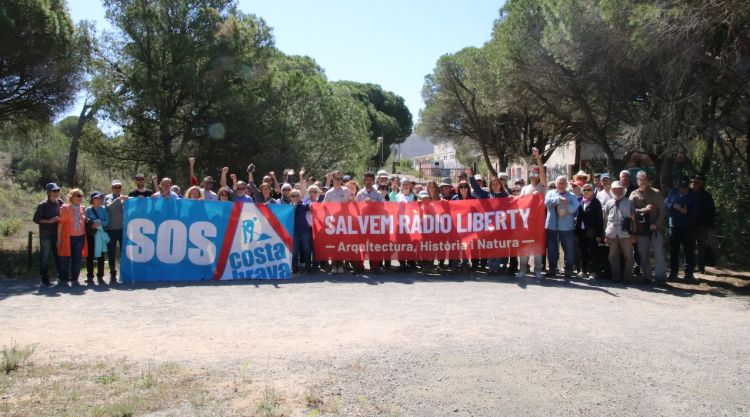 La concentració davant les instal·lacions de Ràdio Liberty per reclamar que s'hi inverteixi. ACN