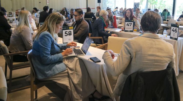 Pla general de les trobades entre compradors i operadors que s'estan fent a Peralada. ACN