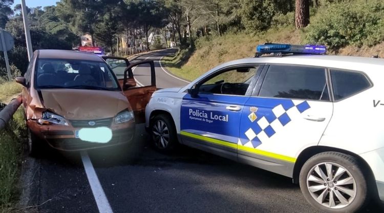 El cotxe en què fugien els lladres, després d'accidentar-se quan va envestir el vehicle patrulla de la Policia Local de Begur. ACN