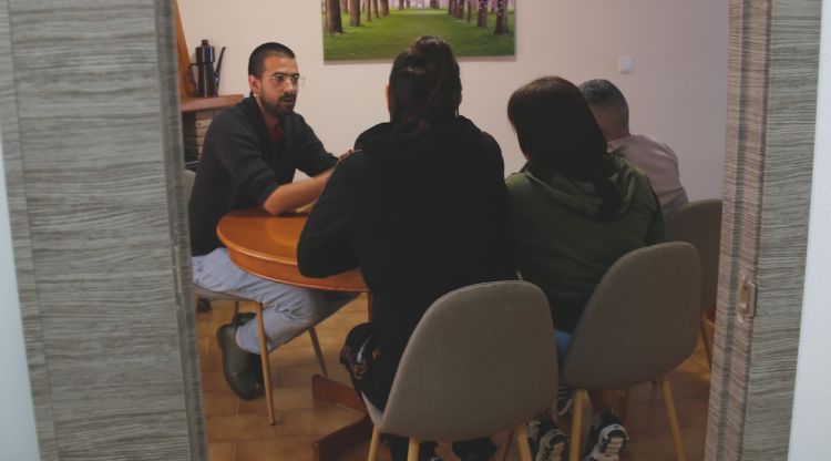 El tècnic del projecte Jordi Coch amb els tres primers participants al Ripollès. ACN