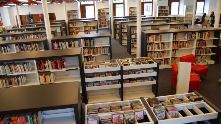 Interior de la biblioteca Salvador Allende de Girona © AG