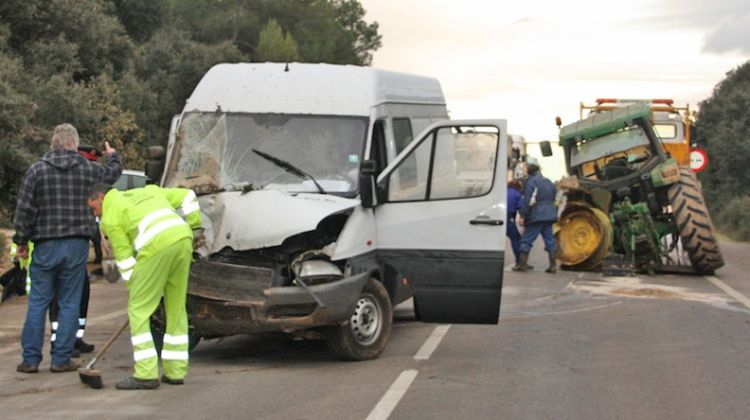 El xoc ha obligat a tallar la via en els dos sentits per poder enretirar els vehicles © ACN