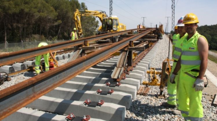 Els operaris del TAV muntant un tram de via de l'alta velocitat a l'alçada de Pontós © ACN