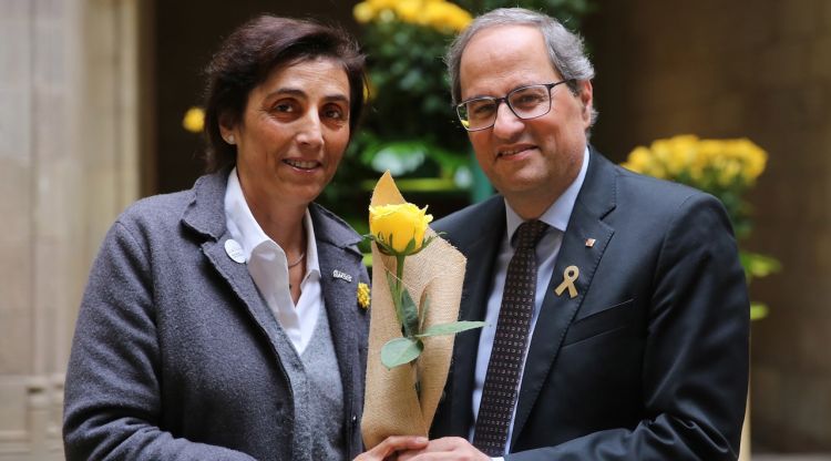 Quim Torra, regalant una rosa a la seva esposa, Carola Miró, durant el Sant Jordi del 2019. ACN