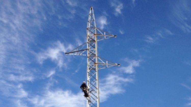 La primera de les torres de la nova línia Serinyà-Santa Llogaia a Vilafant © ACN