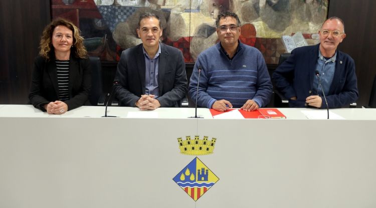 Els tres alcaldes acompanyats de la responsable de l'empresa que redactarà el pla estratègic per impulsar-se econòmicament. ACN
