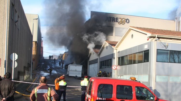 La fàbrica de maniquins Atrezzo a Olot crema des de la una de la matinada © ACN