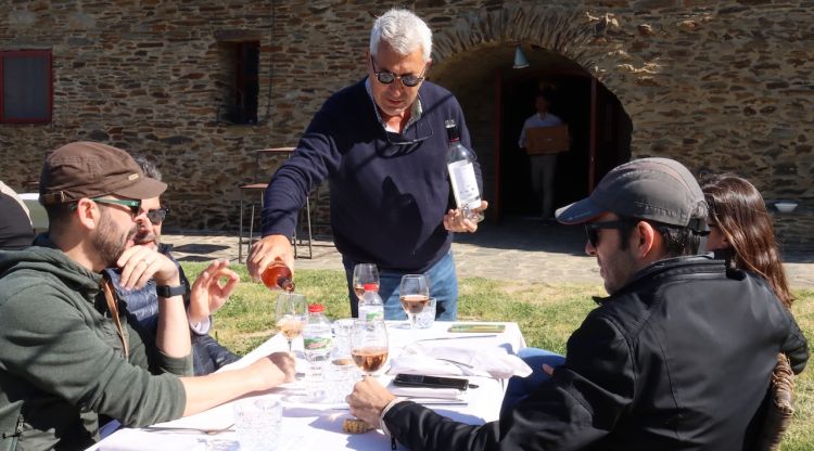 Un instant de l'esmorzar entre vinyes celebrat al celler Martín Faixó de Cadaqués. M. Estarriola