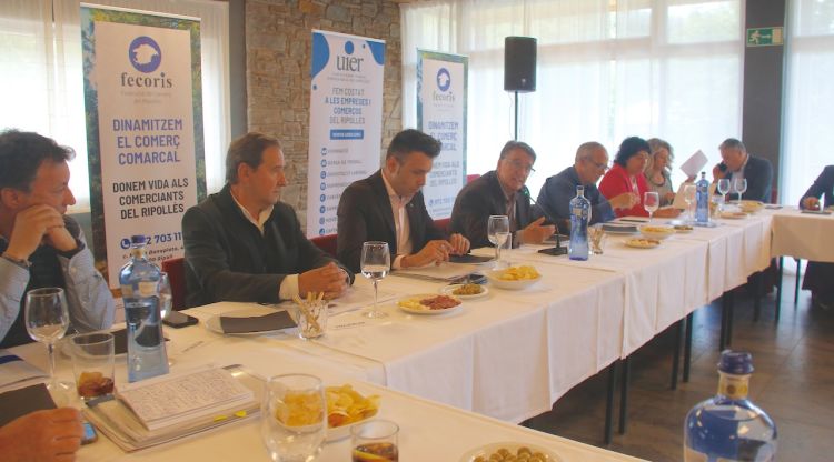 Organitzadors i participants a la trobada d'habitatge a Ripoll. ACN