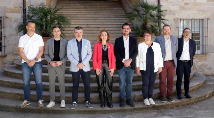 Foto de família després de la signatura del conveni entre Territori i Salt, Girona i Vilablareix per als nous accessos al Campus de Salut. ACN