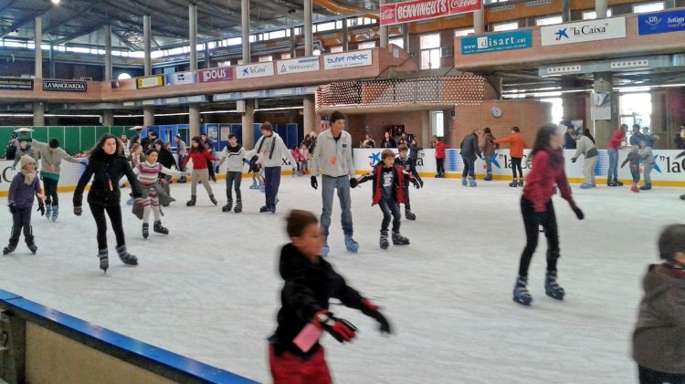 Des d'aquest matí els ciutadans han pogut gaudir de la pista de gel de 600 metres quadrats © ACN