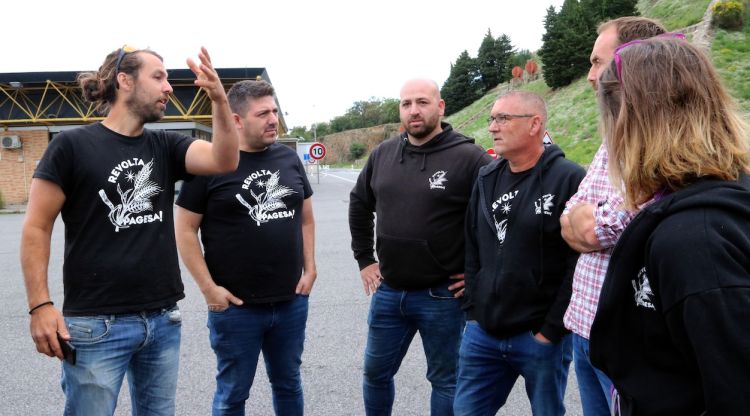Membres de Revolta Pagesa i pagesos francesos reunits davant del Monument de Catalunya al Pertús. ACN