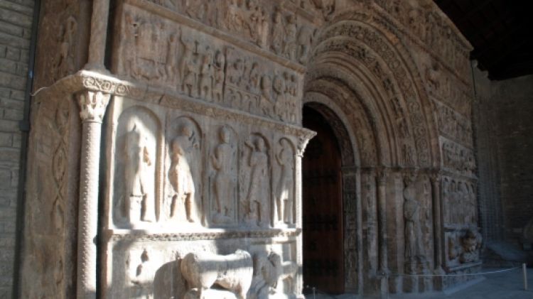 La portalada és la gran protagonista del conjunt del monestir Santa Maria de Ripoll © ACN