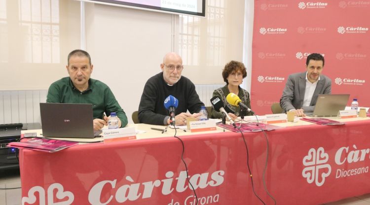 Al centre el bisbe de Girona, Octavi Vilà, amb la presidenta de Càritas Girona, Dolors Puigdevall. ACN