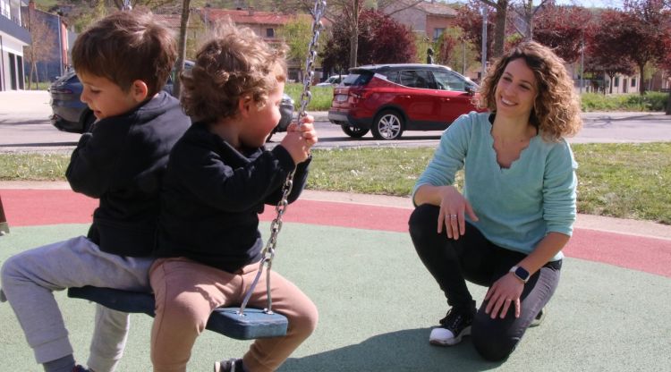 L'Anna Salinas, gronxant els seus dos fills. ACN