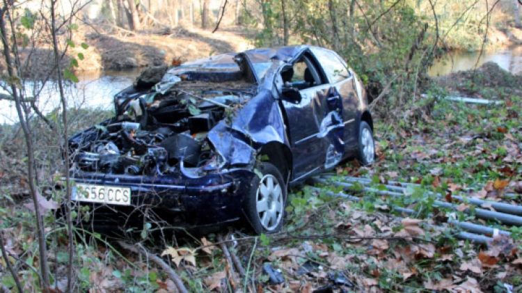 El cotxe s'ha emportat uns vuit metres de la barana de ferro i s'ha precipitat daltabaix © ACN