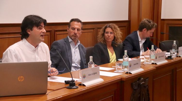 L'investigador de la UdG, Marc Grijalvo (esquerra), exposa els resultats de la Radiografia dels HUT a Catalunya. ACN