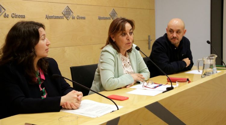 Sílvia Paneque flanquejada pels regidors Bea Esporrín i Maxi Fuentes. ACN