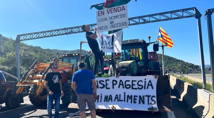 Diversos tractors tallen l'AP-7 a la Jonquera. ACN