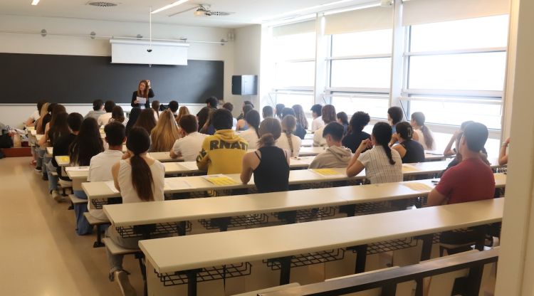Un grup d'estudiants s'examina de les PAU a la Facultat de Dret de la UdG. ACN