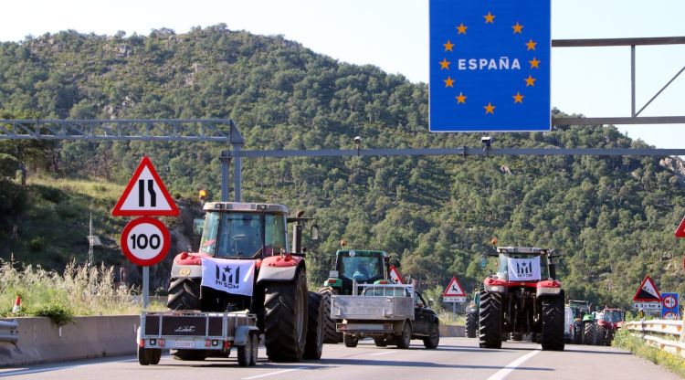 Els tractors marxant de l'autopista en direcció Figueres. ACN