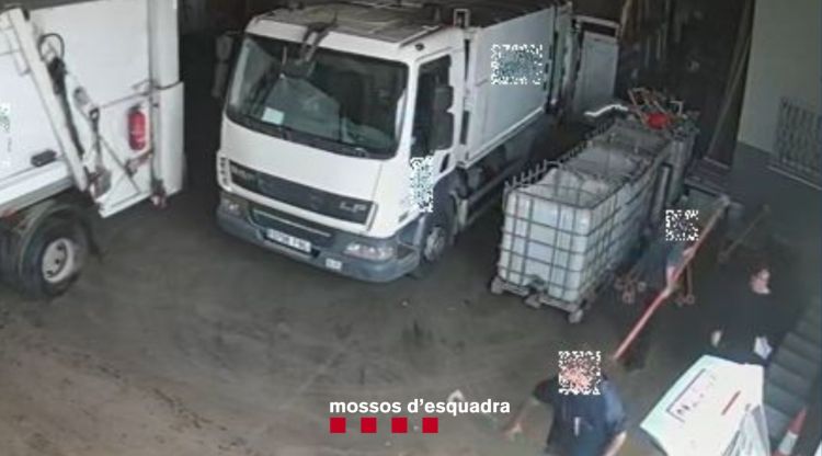 Els lladres portant els puntals robats en un centre de tractament de residus per obtenir diners a canvi