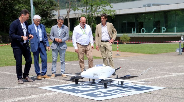 El conseller Balcells al centre observant el dron a les portes de l'hospital d'Olot. ACN