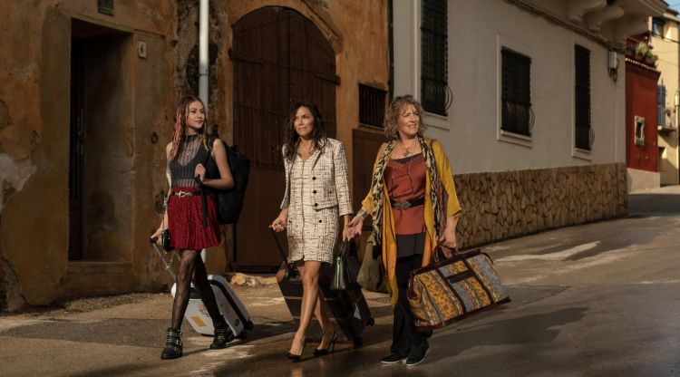 Victoria Bazua, Eva Longoria i Carmen Maura a l'Alt Empordà durant el rodatge. Apple TV+