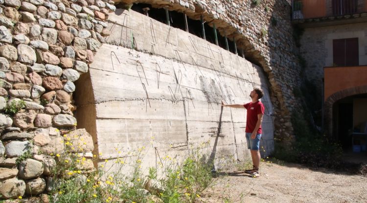 La muralla de Cervià de Ter apuntalada, amb la casa afectada al fon. ACN
