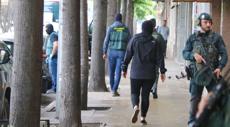 Agents de a Guàrdia Civil durant l'operatiu a Salt. ACN