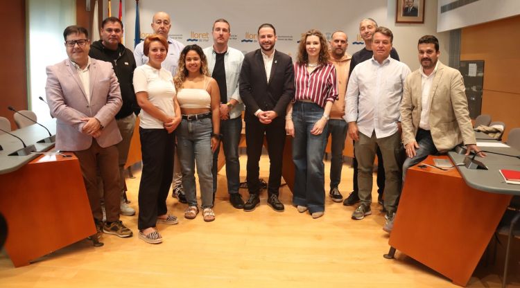 Adrià Lamelas, Jordi Martínez i Nino Gómez amb diversos representants de l'oci nocturn. ACN