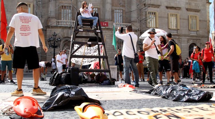 Els socorristes protestant aquest matí a la plaça Sant Jaume. ACN