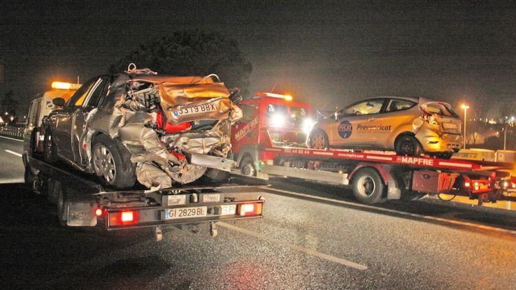 A l'esquerra, el cotxe on viatjava la víctima mortal i a la dreta una altra grua amb més vehicles implicats © ACN