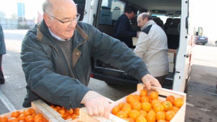 Voluntaris del Banc dels Aliments carregant una furgoneta d'una entitat benèfica © ACN
