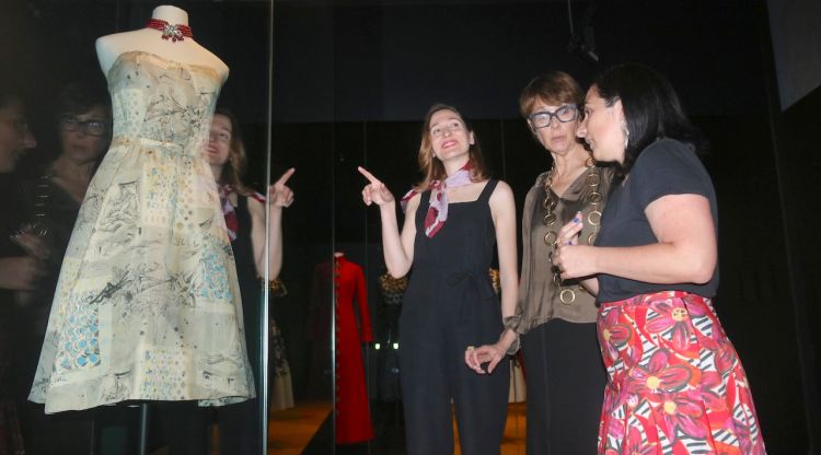 El conjunt de còctel amb estampat de Dalí a partir d'una litografia del Quixot que es pot veure a l'exposició. ACN