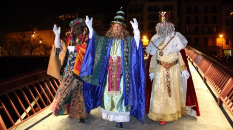 Els Reis d'Orient han arribat a Girona a peu travessant el riu Onyar © ACN
