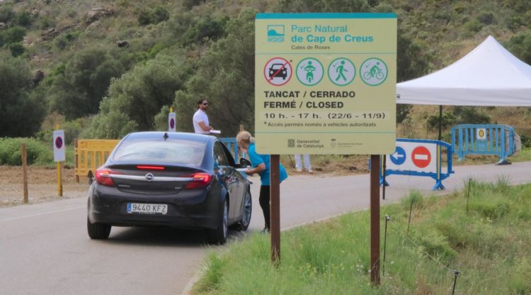 Un cotxe aturat davant de la barrera d'accés al cap de Creus. ACN